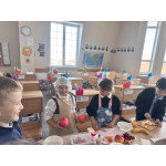 Урок окружающего мира во 2 «В» классе завершился кулинарным мастер-классом! Урок окружающего мира во 2 «В» классе завершился кулинарным мастер-классом!