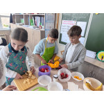 Урок окружающего мира во 2 «В» классе завершился кулинарным мастер-классом! Урок окружающего мира во 2 «В» классе завершился кулинарным мастер-классом!