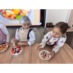 Урок окружающего мира во 2 «В» классе завершился кулинарным мастер-классом! Урок окружающего мира во 2 «В» классе завершился кулинарным мастер-классом!