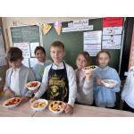 Урок окружающего мира во 2 «В» классе завершился кулинарным мастер-классом! Урок окружающего мира во 2 «В» классе завершился кулинарным мастер-классом!