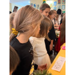 Благотворительная выставка-продажа новогодних украшений: вместе к добрым делам!