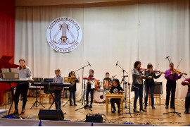 ВИС "Музыкальная шкатулка" на сцене Приморского краевого колледжа искусств, 2019 